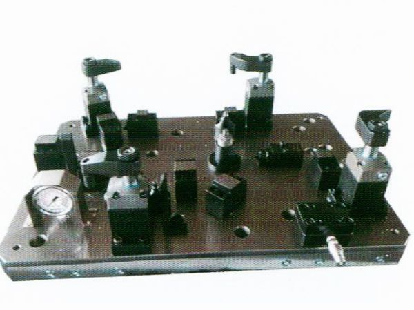 齒輪室罩蓋液壓(ya)裌(jia)具